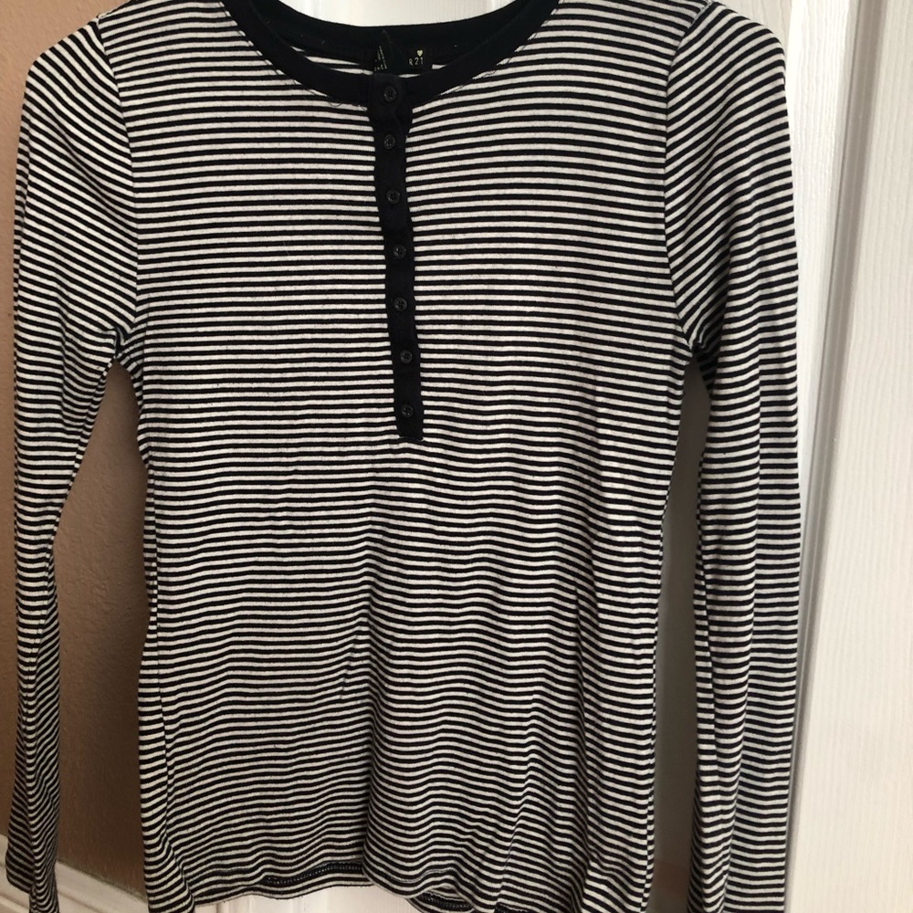 Black&white Forever 21 striped long sleeve
Size S